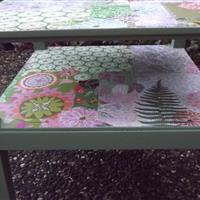 Tischchen "Blütenkreise und Dahlien"