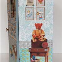 Großer Puppenschrank "Der Tag ist vorbei"  