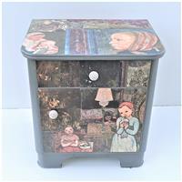 Kinder im dunklen Wohnzimmer 