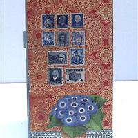 Kleiner Puppenschrank "Briefmarkensammlung"