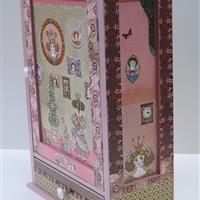 Puppenschrank "Die kleine Prinzessin in der Ahnengalerie"